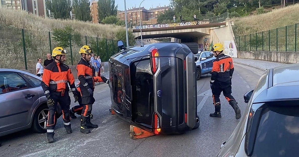 Dos heridos al volcar un coche tras colisionar con otros que