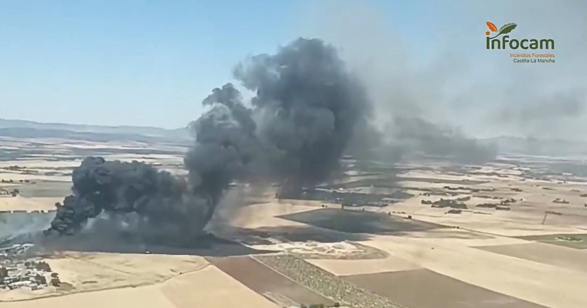 Un incendio afecta a naves y contenedores de un  p