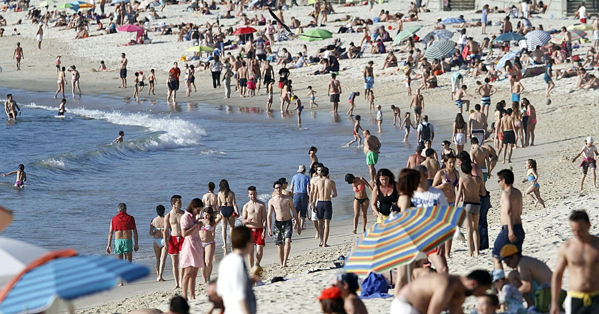 Susto en la playa de Samil: dos hospitalizados tras tener di