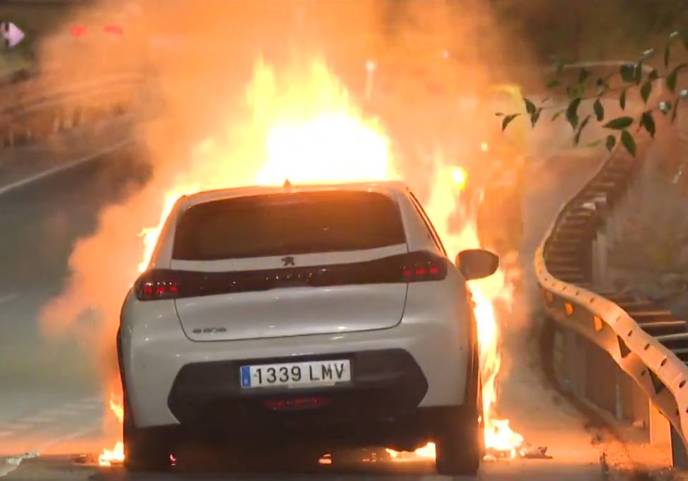 Un repentino incendio de un coche eléctrico en la A-3 provoc