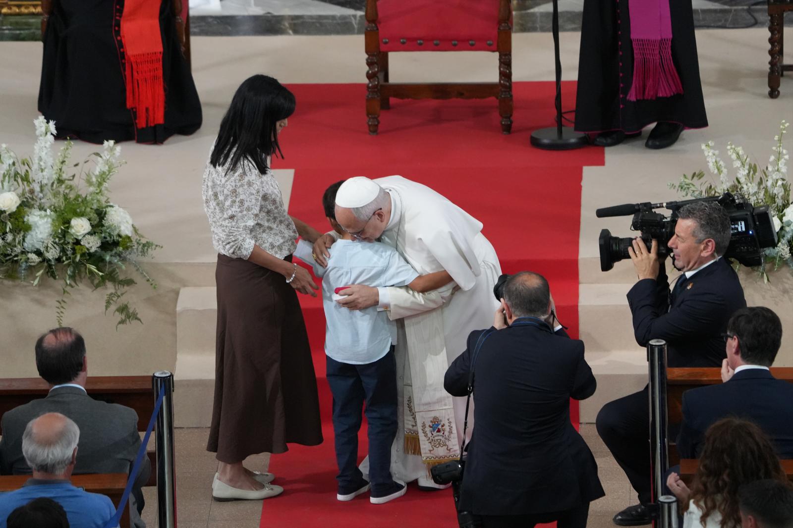 León XIV, en la Barcelona más humilde: «La persona humana es