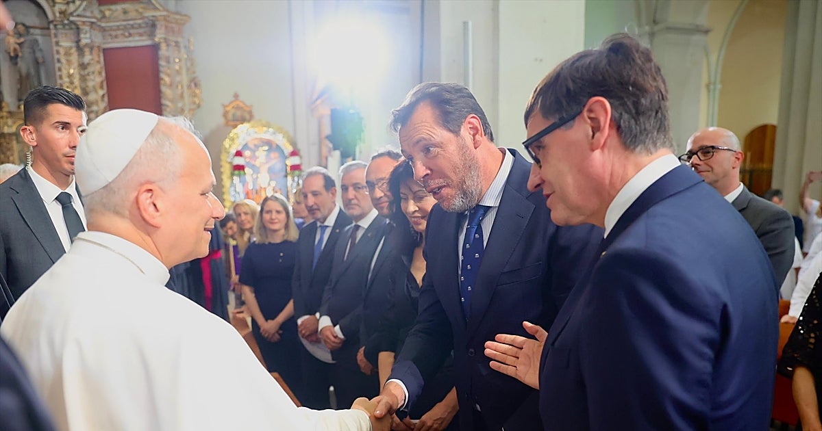 Puente entrega al Papa una medalla de la Cofradía del Descen