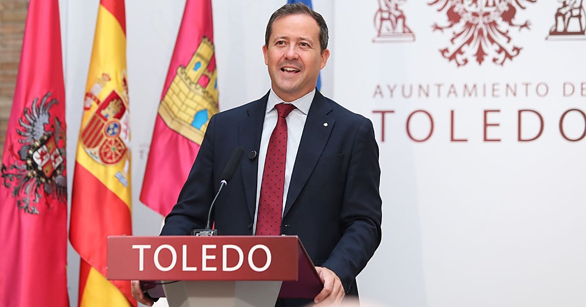 Velázquez evita una vez más la polémica con su concejal de U