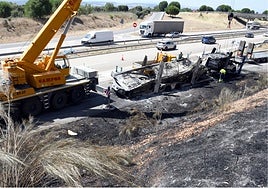 Extinguido el incendio de un camión portacoches que obligó a cortar un ramal de la A-5 en Talavera