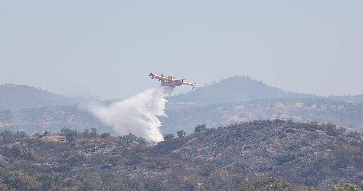 El fuego de Villanueva de los Castillejos concentra a 400 ef
