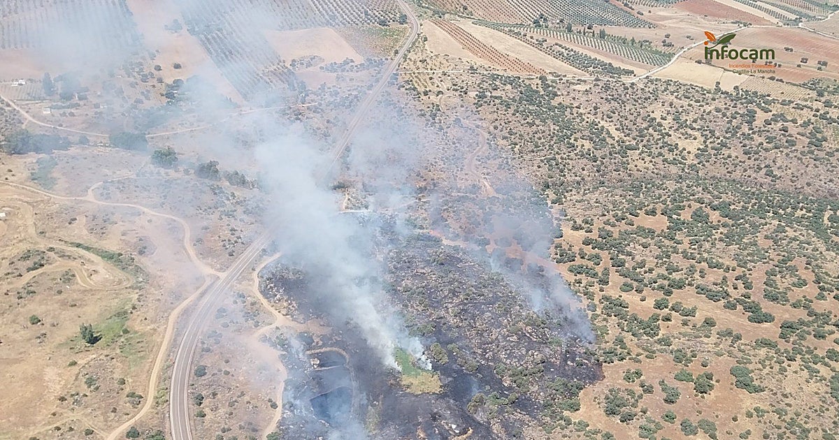 Siete medios y 28 efectivos trabajan en un incendio en Santa