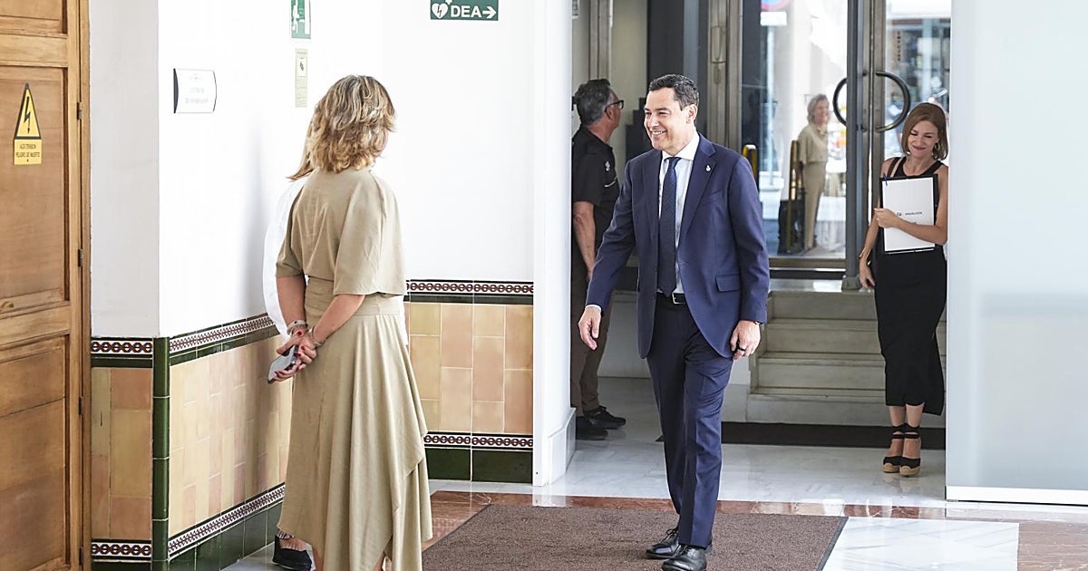 Juanma Moreno y Gavira coinciden en el Parlamento recogiendo