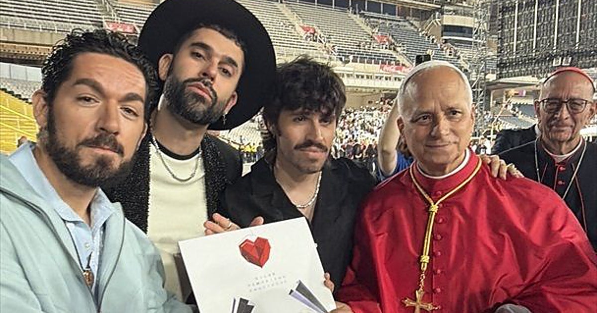 Siloé regala a León XIV su último disco y un sombrero