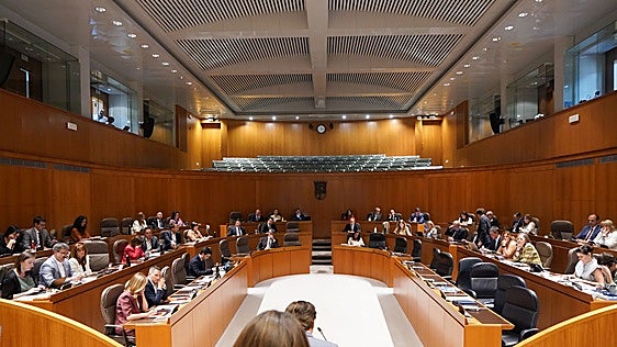 El Parlamento aragonés reprueba a Urtasun por Sijena con la abstención del PSOE