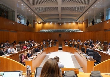 El Parlamento aragonés reprueba a Urtasun por Sijena con la abstención del PSOE
