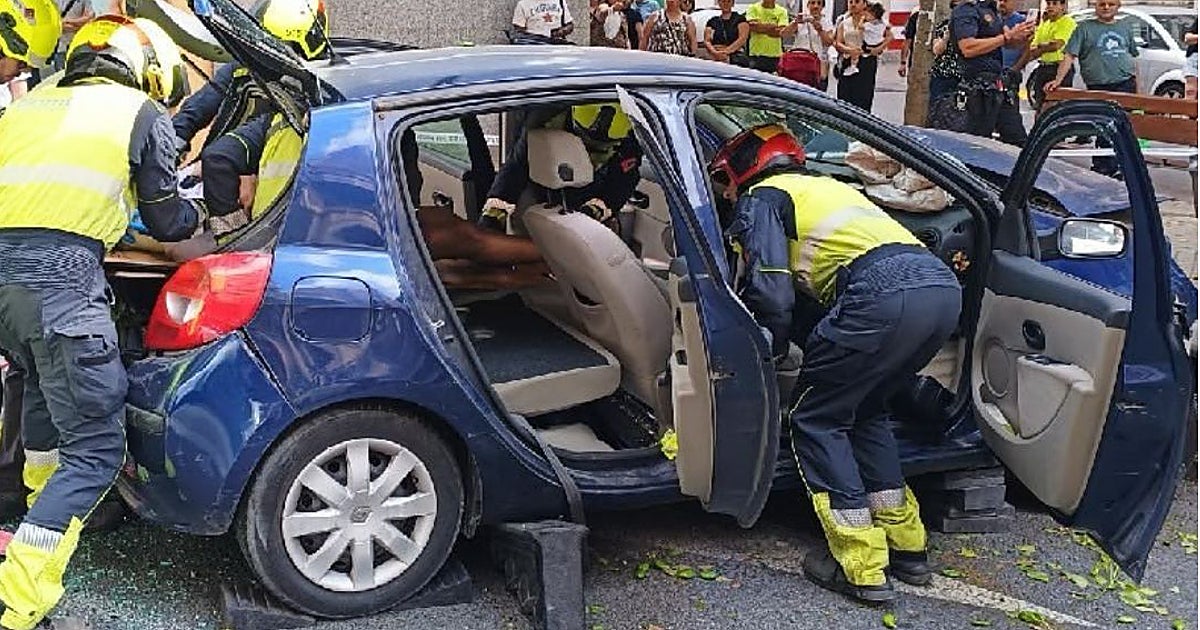 Rescatan a dos personas atrapadas en su coche tras caerles u