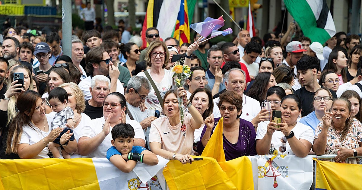Barcelona despide al Papa con una fiesta que la política no 