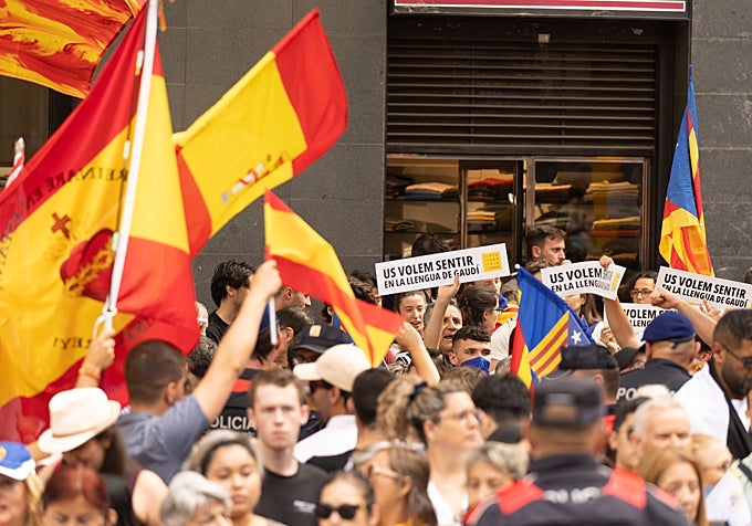 Alrededor de la Sagrada Familia se exhibieron banderas de España e independentistas, entre otras.