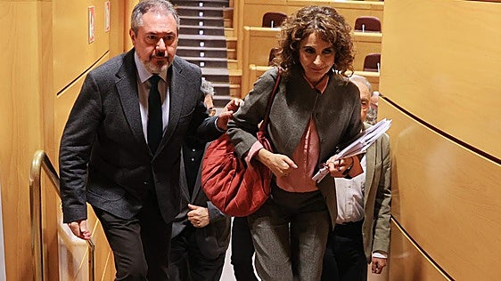 El escaño en el Senado, el premio de consolación para María Jesús Montero tras perder las elecciones andaluzas