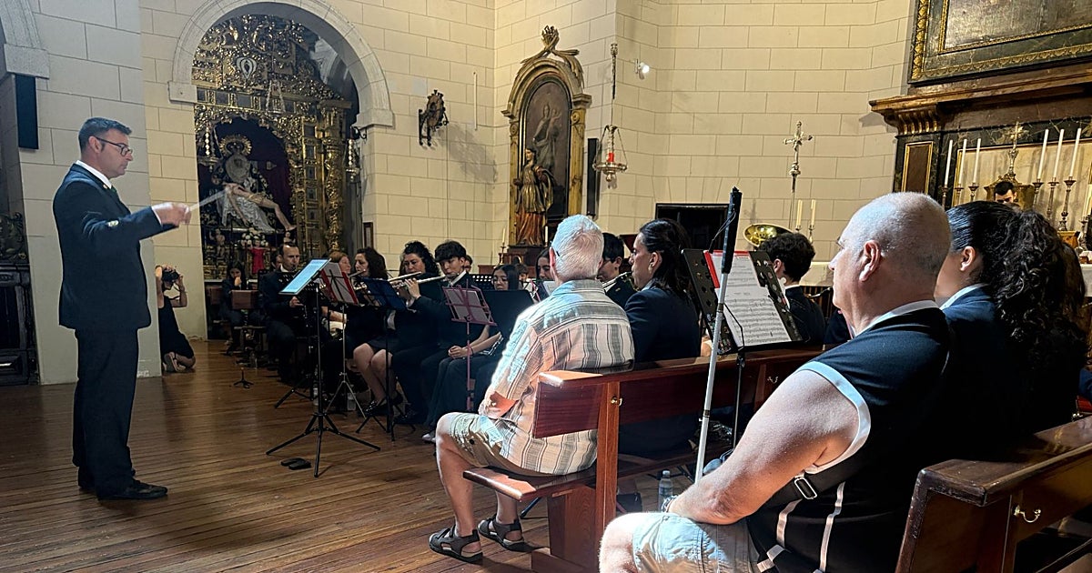 Cuando la música también se ve con las manos: la Santa Caridad y la ONCE derriban barreras desde el corazón de una banda