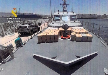 Abortan un alijo de 4.777 kilos de hachís en una narcolancha en el Estrecho