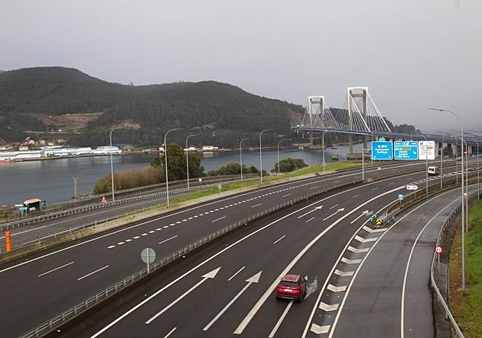 La autopista AP-9 a su paso por el puente de Rande.