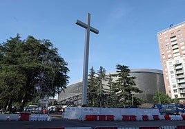 Madrid conservará la cruz gigante de la plaza de Lima como recuerdo de la visita del Papa