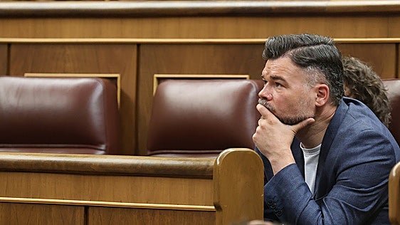 Rufián, pensativo, mirando al horizonte en su escaño del Congreso
