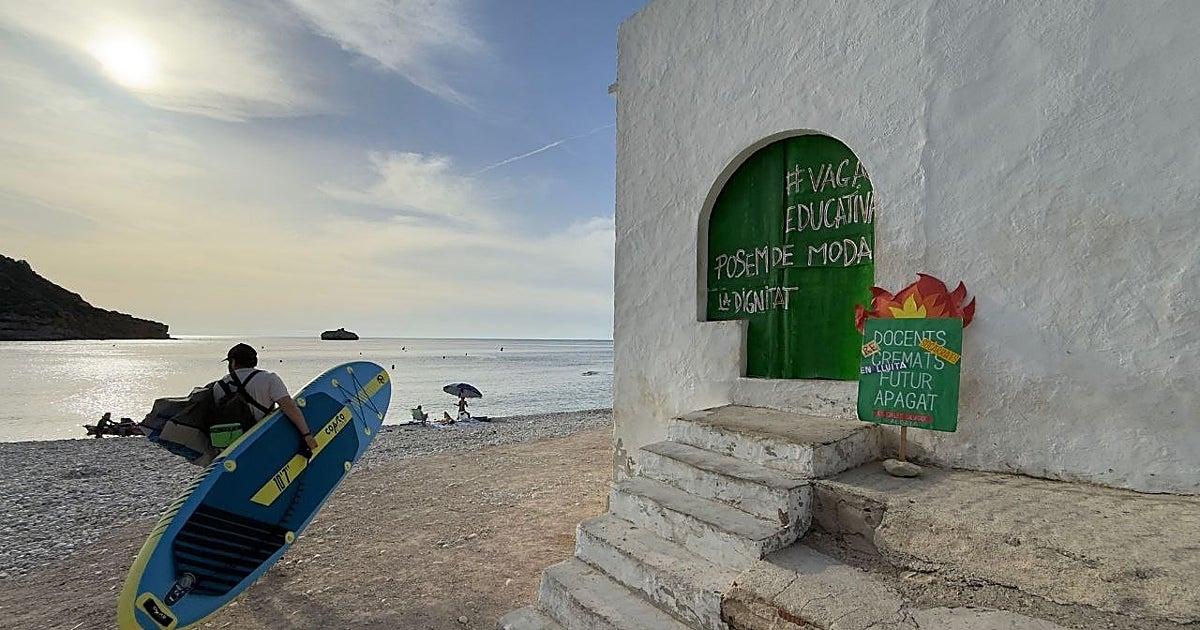 Profesores pintan de verde la puerta azul viral de la cala Portitxol de Jávea