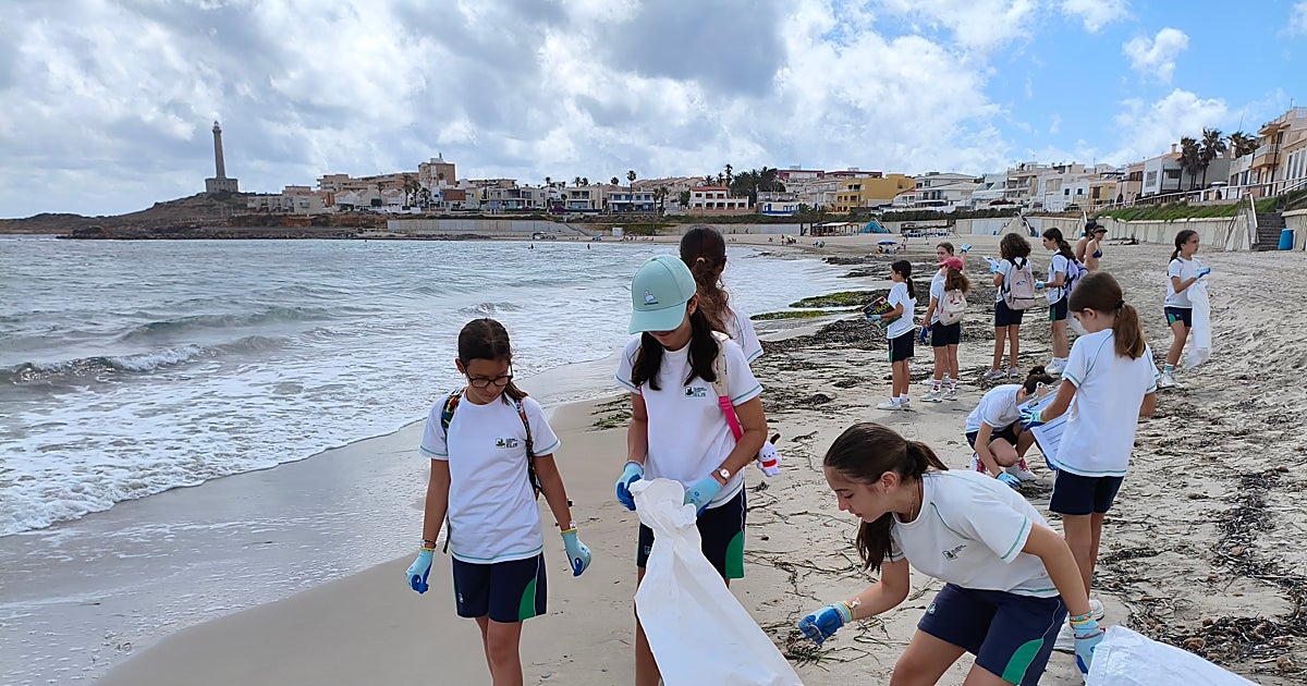 Alumnos de Murcia y la Vega Baja impulsan acciones para proteger la sostenibilidad del mar y las playas