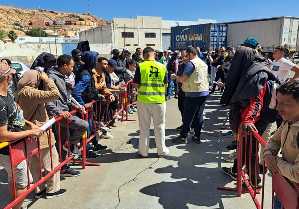 Colas de inmigrantes en el Puerto de Almería para ser atendidos por Almería Acoge