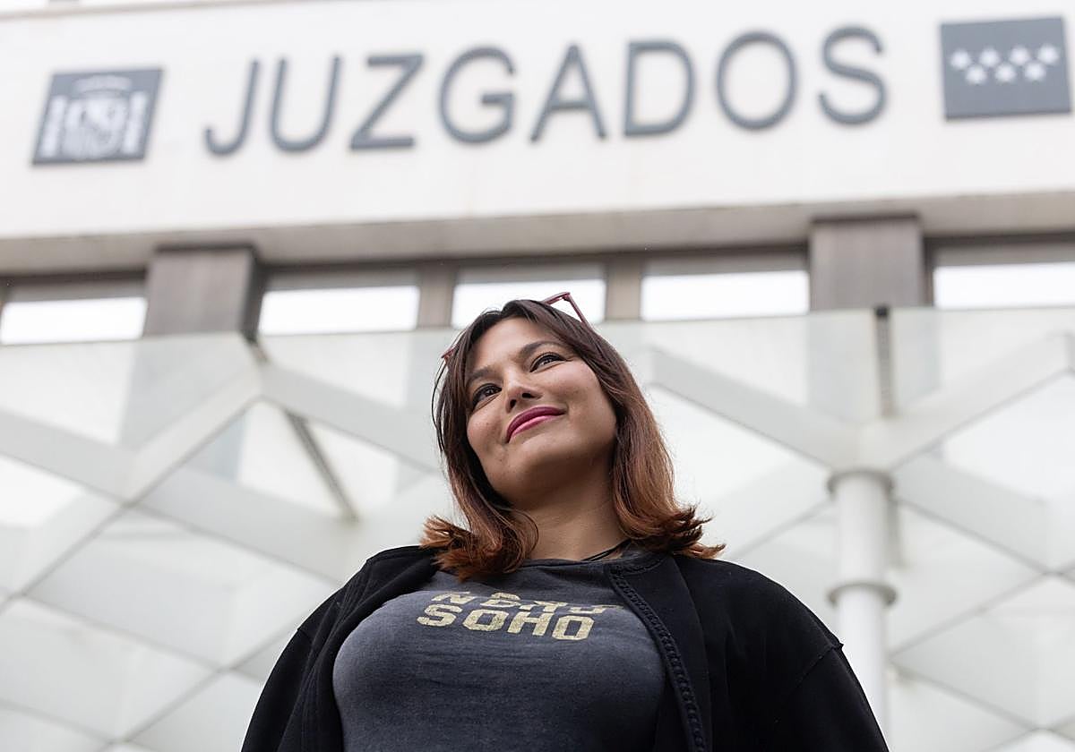 La actriz Elisa Mouliaá a su salida de los Juzgados de Plaza de Castilla en 2025.