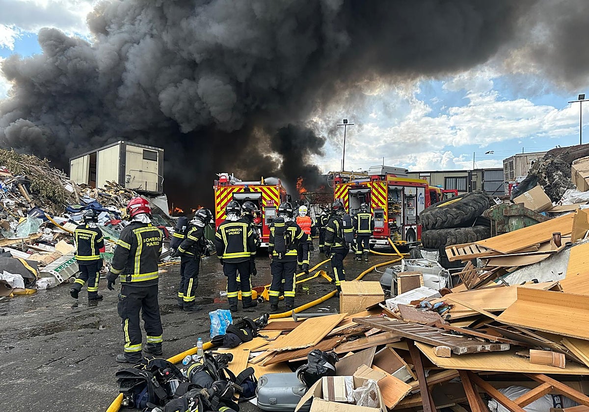 Columna de humo provocada por el incendio de chatarra en Vicálvaro