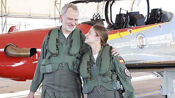 Padre e hija a los mandos: las fotografías inéditas de Leonor volando junto al Rey