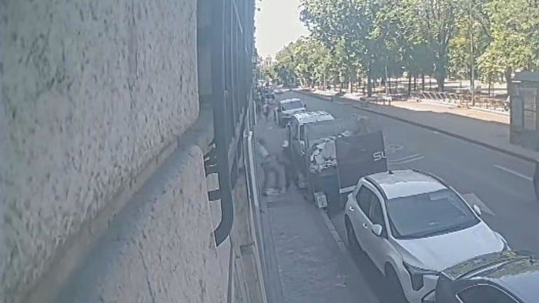 Uno de los detenidos, en el momento del robo del reloj