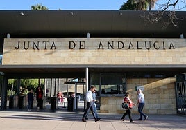 Más de 400 altos cargos de la Junta de Andalucía, en la cuerda floja