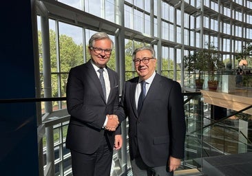 El comisario europeo de Interior, Magnus Brunner (izquierda), durante el encuentro con el eurodiputado del PP Juan Ignacio Zoido el pasado jueves en el Parlamento Europeo de Estrasburgo.