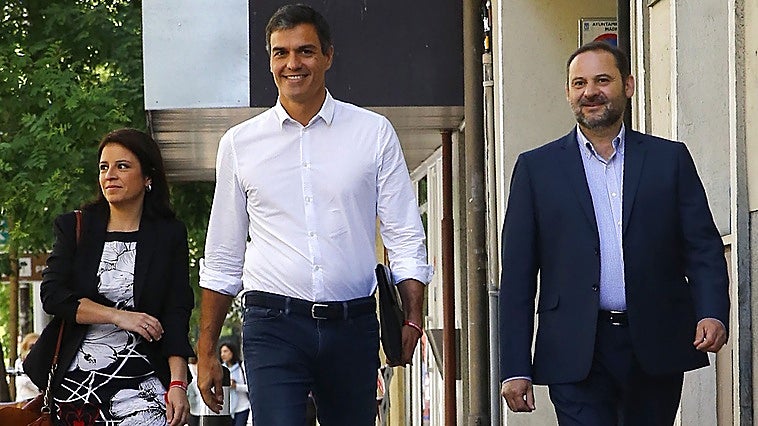Pedro Sánchez y José Luis Ábalos en 2017.