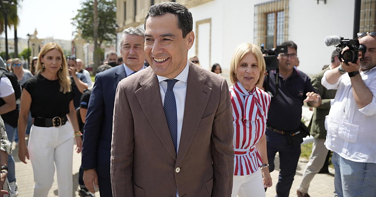 Juanma Moreno reanuda las negociaciones con Vox en el Parlamento de Andalucía