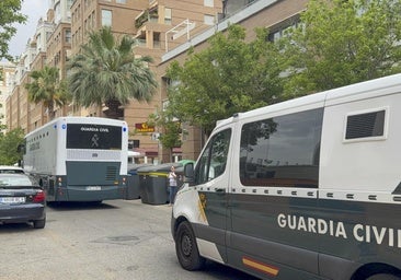 Imagen de la salida de los juzgados de Valencia del autor confeso de la muerte del logopeda