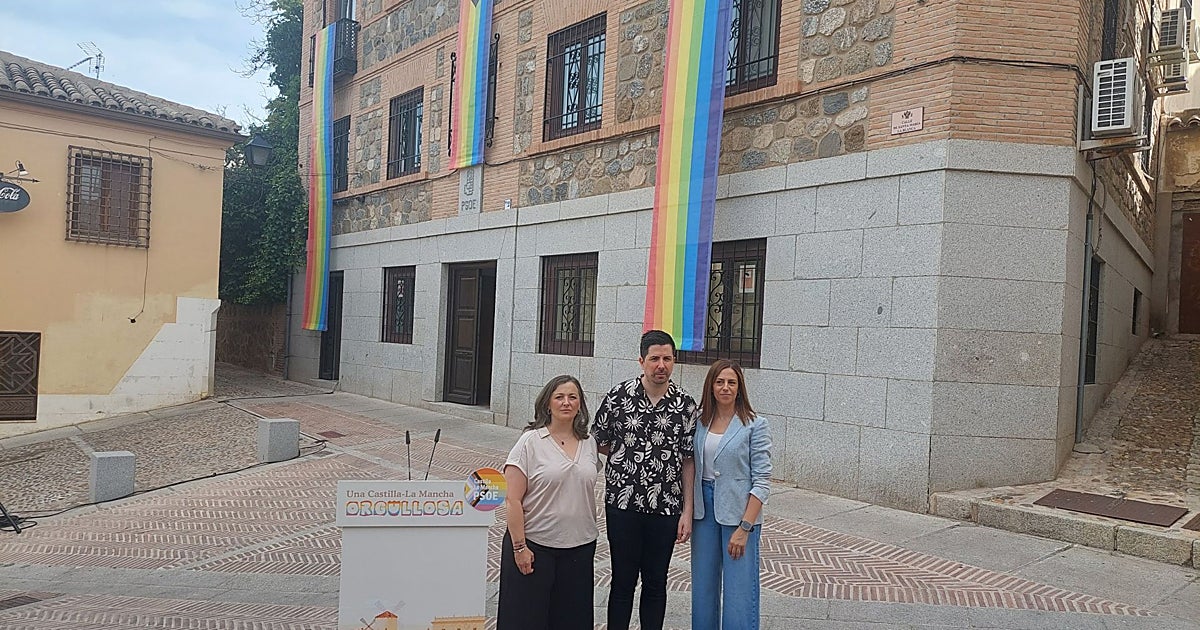 La sede del PSOE se engalana con banderas del Orgullo LGTBI «que nos representan a todos»