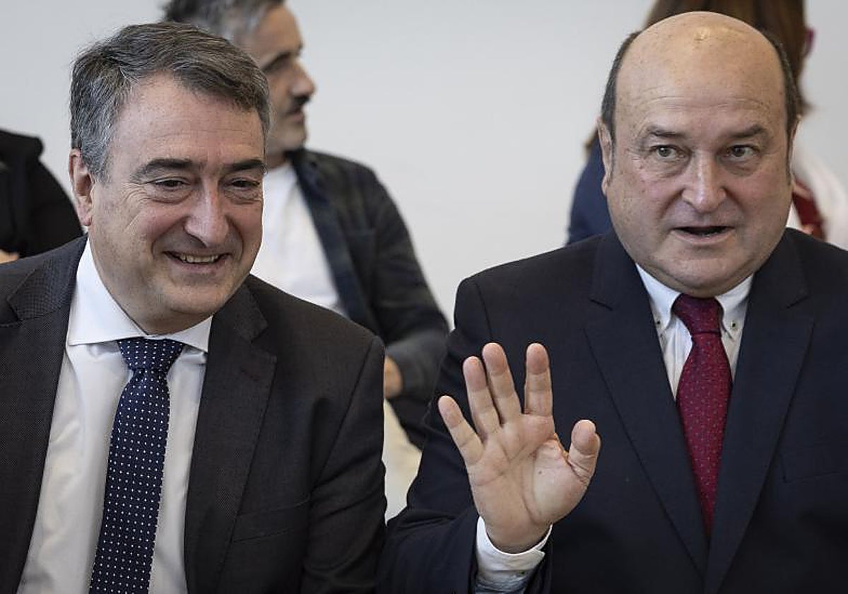 El actual presidente del PNV, Aitor Esteban, junto a su predecesor en el cargo, Andoni Ortuzar