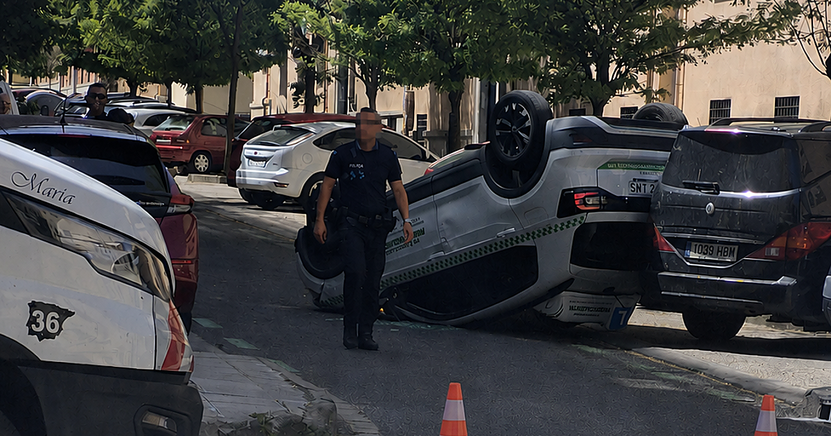 Vuelca un coche de autoescuela con las ruedas hacia arriba en Toledo