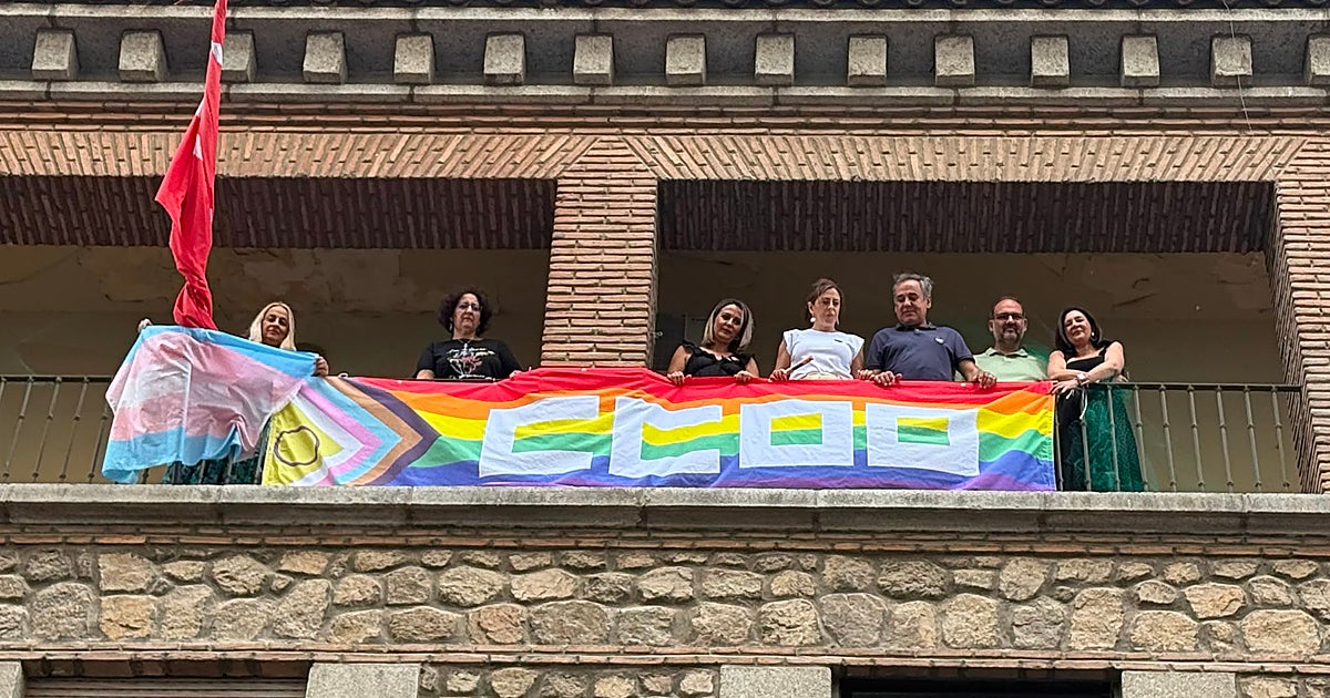 CCOO Toledo despliega la bandera LGTBI+ en defensa del colectivo y sus derechos laborales