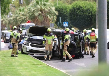 Dos personas atrapadas en un grave accidente de tráfico con vuelco de un turismo en la avenida Barcelona