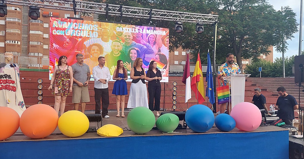 La Junta pide a los ayuntamientos que visibilicen el compromiso con el colectivo LGTBI y coloquen banderas