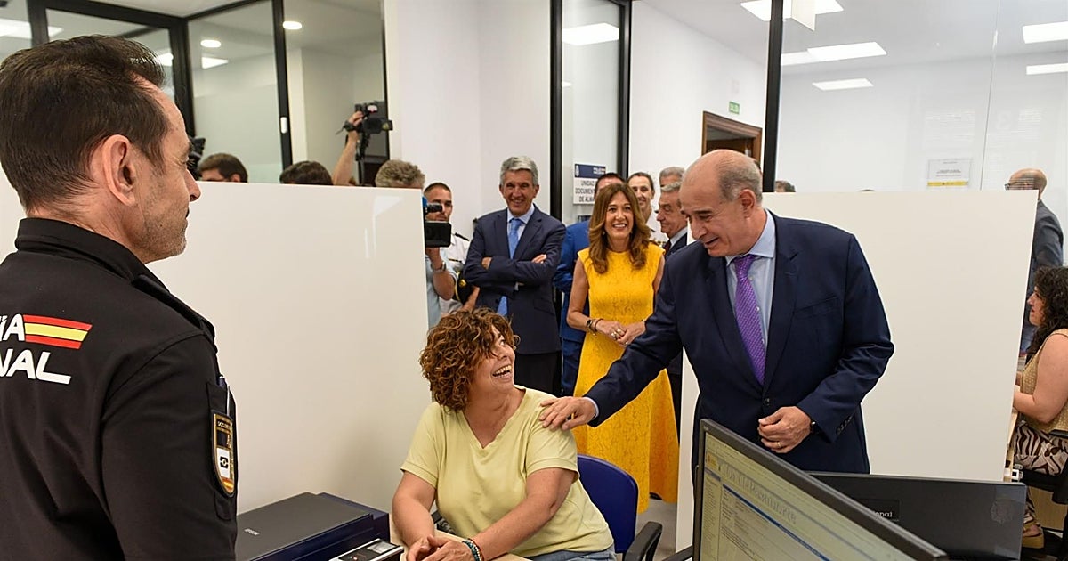Pardo Piqueras inaugura la nueva oficina de Documentación de Almansa, que reforzará la atención ciudadana