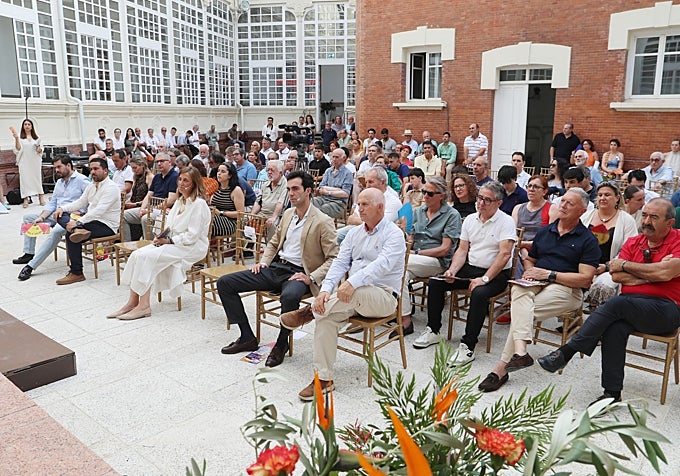 Asistentes a la presentación del cartel de la Feria Taurina de San Antolín 2026 en Palencia