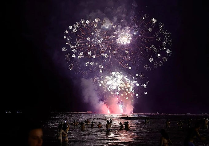 Imagen de los fuegos artificiales durante la noche de San Juan