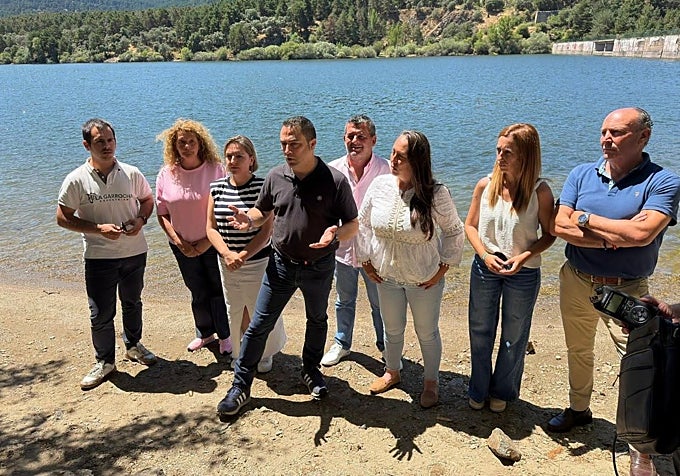 El alcalde de El Espinar, con su corporación, y la concejala del Ayuntamiento de Navas de Riofrío