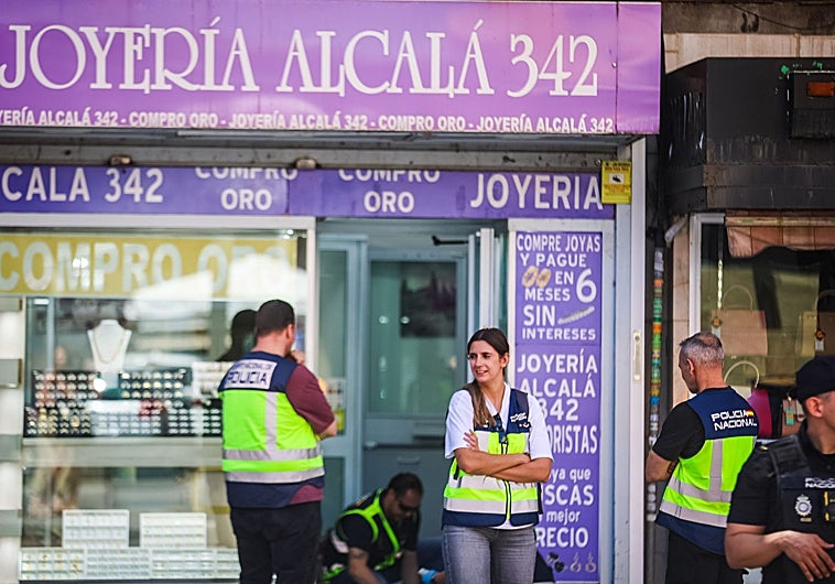 Imagen principal - Los agentes, en el atraco a la joyería de la calle de Alcalá, 342. Los delincuentes, con el falso cura en primer plano, ya detenidos.