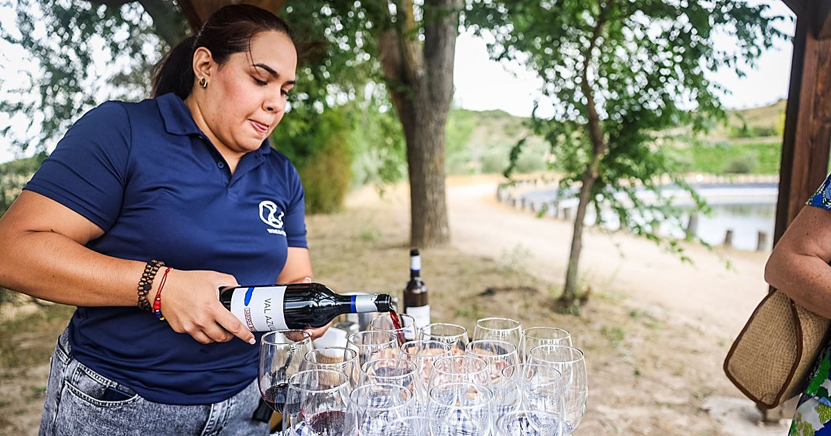 El auge del enoturismo en la  Toscana madrileña : 44 bodegas se unen a la IA para atraer con rutas  ad hoc 