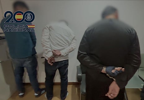 Imagen secundaria 1 - Los agentes, en el atraco a la joyería de la calle de Alcalá, 342. Los delincuentes, con el falso cura en primer plano, ya detenidos.