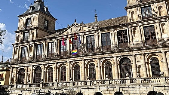El PSOE afea al alcalde que la bandera LGTBI aparezca en el Ayuntamiento «con nocturnidad y alevosía»