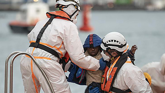 Rescatada una neumática con 81 inmigrantes a bordo, siete menores, en aguas de Lanzarote